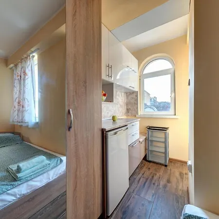 Daire Funny-gunny To The Sea Garden *